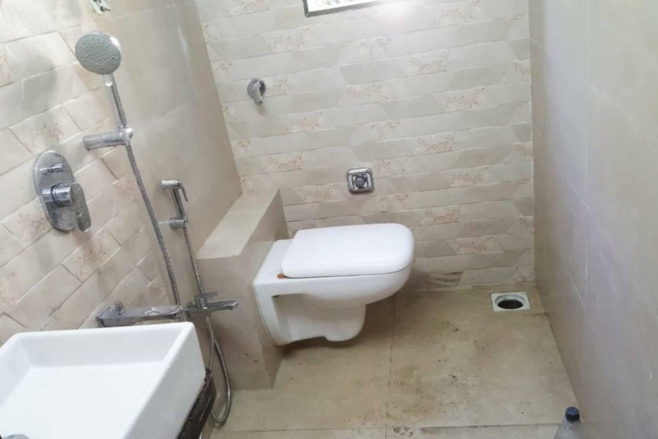 Cozy Furnished Apartment One Block From The Ocean Mumbai Exterior photo